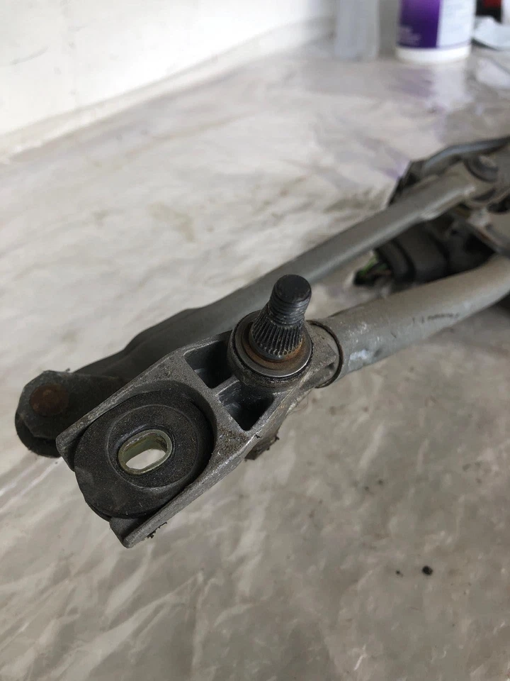 2001 - 2005 VOLKSWAGEN PASSAT GLS стеклоочиститель коробка передач с двигателем - Изображение 3 из 4