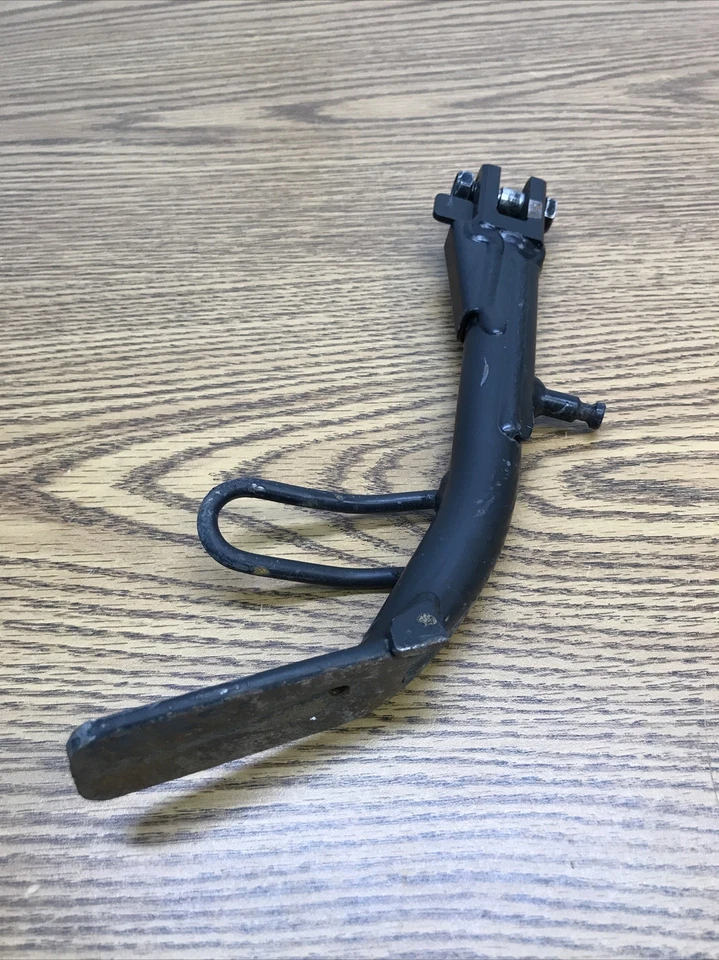 SUZUKI GSX250R 2018-2022 SOPORTE LATERAL PIEZA # 42310-20K10 Foto 2 de 4