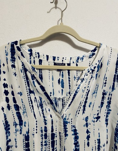 Torrid Top Womens 3X Blue Tie Dye Split Neck Georgette Lightweight Flowy Boho - Picture 2 of 8