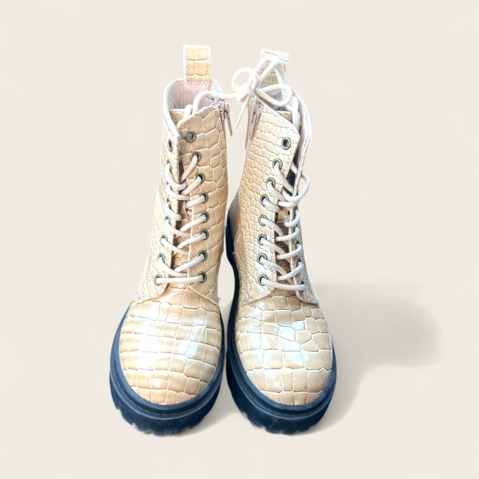 SAOLA Stivali da combattimento Urban Outfitters beige con lacci e suola nera grossa