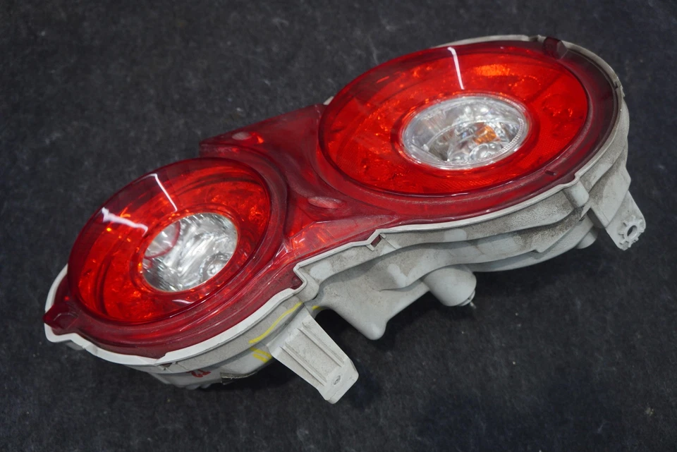 Conjunto de lámpara de luz trasera izquierda 26555JF30B OEM Nissan GT-R 2009-11 *Nota* Foto 4 de 4