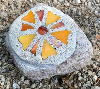 Mosaik auf Naturstein Mandala a. Achat-Nugget & Tiffany-Glas handmade Unikat