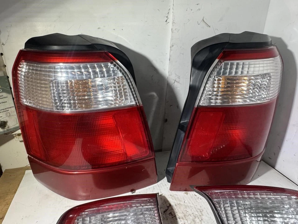Juego de luces traseras Subaru Forester 2001-2002 OEM (4 piezas) escotilla derecha + derecha y cuarto Foto 2 de 4