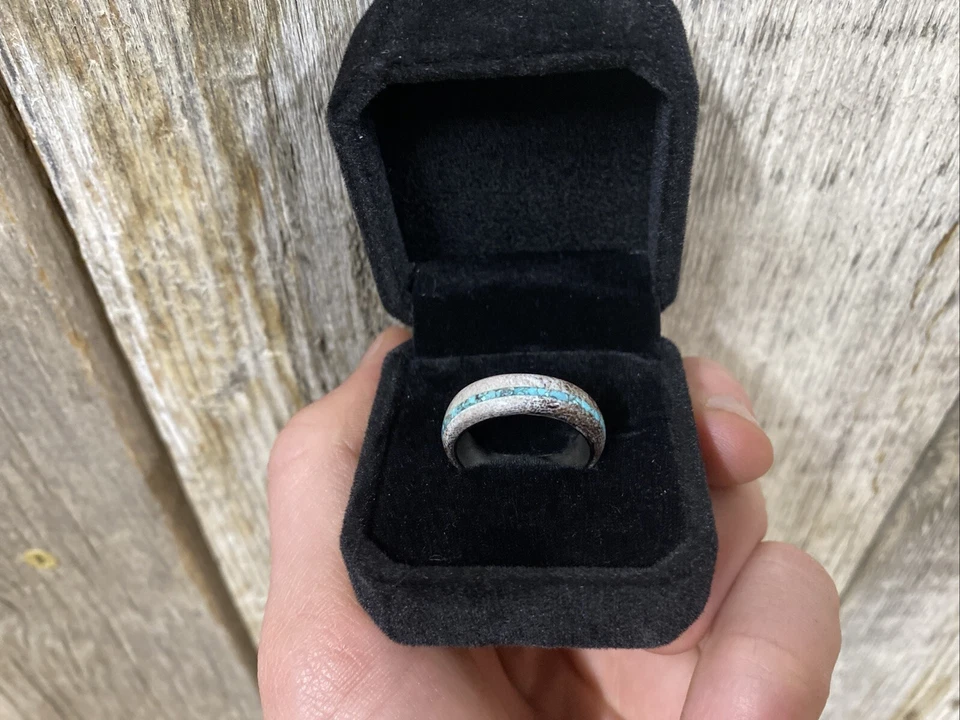 Anillo de asta de alce artesanal con incrustación de turquesa y banda de acero inoxidable Foto 3 de 3