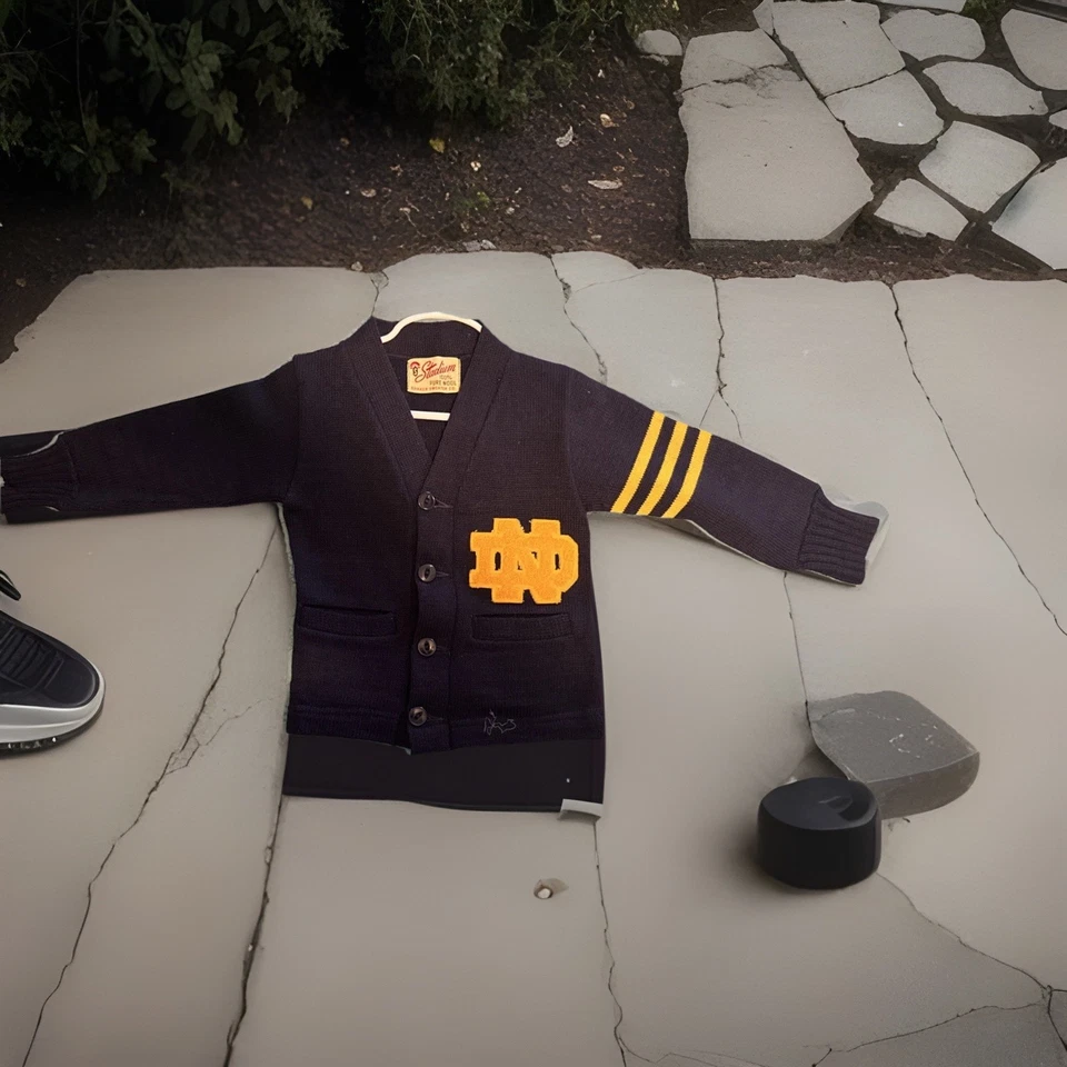 Suéter Letterman para niños Notre Dame Foto 2 de 4