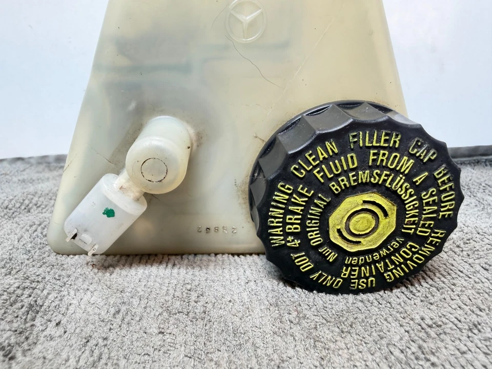 2001-07 Mercedes W203 C-Class Brake Fluid Reservoir OEM A2034300002 - Image 2 of 4