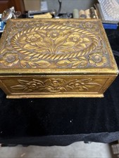 VINTAGE WOODEN JEWELY OR TRINKET BOX WITH A FLORAL LEAF CARVING ON THE LID