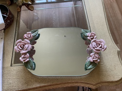 Vassoio vintage a specchio con rose in porcellana rosa 3D - Foto 1 di 4
