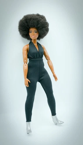 Mattel Barbie Signature Looks Doll #2 Elle Black Label Curvy GTD91 Made to Move