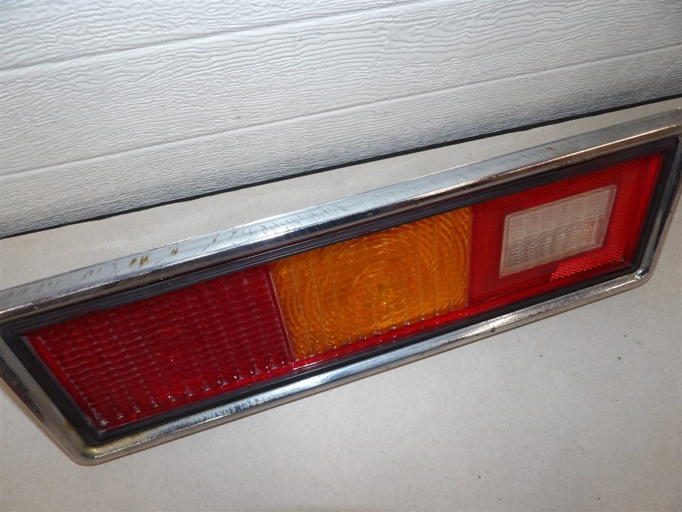 LH CONJUNTO DE LÁMPARA DE LUZ TRASERA LADO CONDUCTOR CHEVY CHEVETTE ACADIAN 1976-1979 OEM Foto 3 de 4