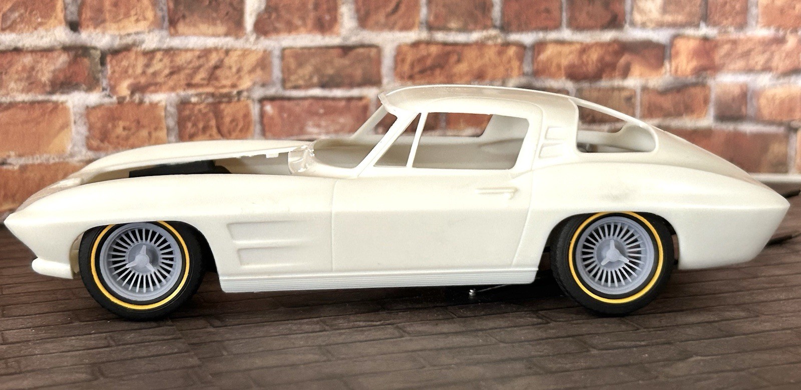 1/24 Scale: 15-inch Resin Custom “1965 Corvette” wheels W/ Gold Line Tires