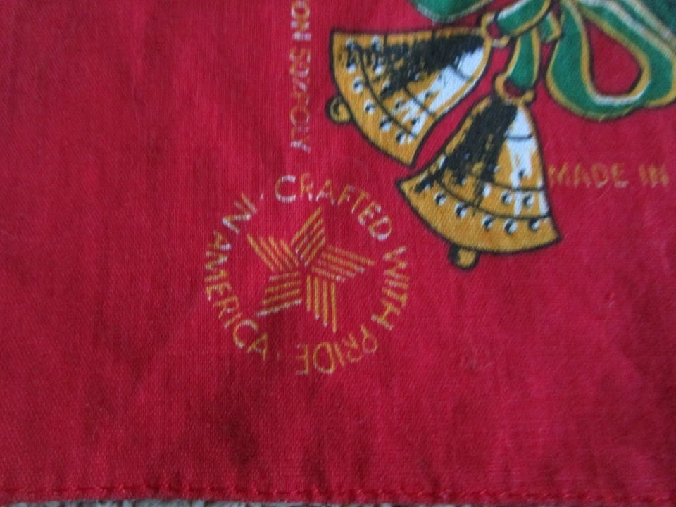 Bandana de Navidad vintage campanas diseño acebo hecho en EE. UU. GUC Foto 3 de 4