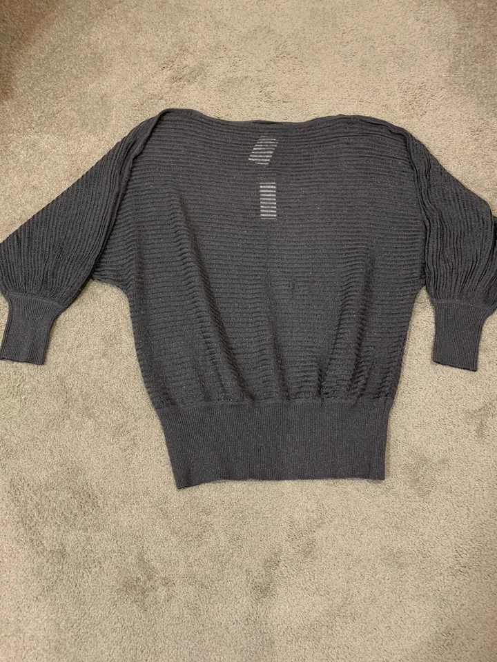 Suéter BCBG Maxazria cinza escuro brilhante manga dolman tamanho XL decote barco novo - Imagem 2 de 4