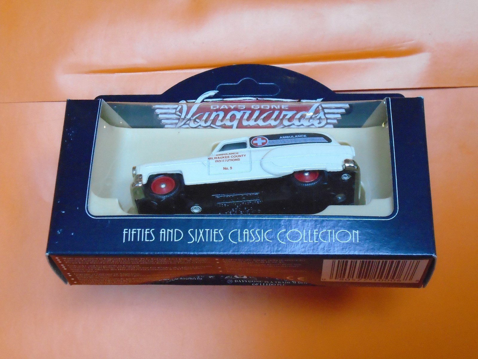 Lledo No 61002 - Vanguards - 1953 Pontiac Delivery Van - MILWAUKEE AMBULANCE