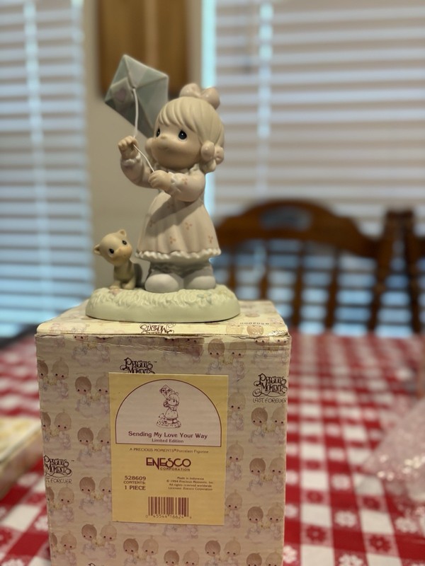 Precious Moments Sending My Love Your Way Figurine 528609 Limited Edition
