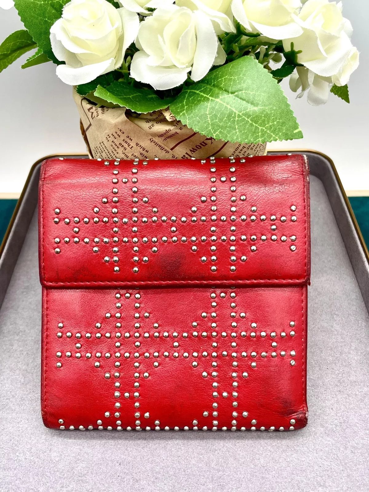 Christian Dior Portefeuille 3 volets en cuir rouge orné des clous en métal arge