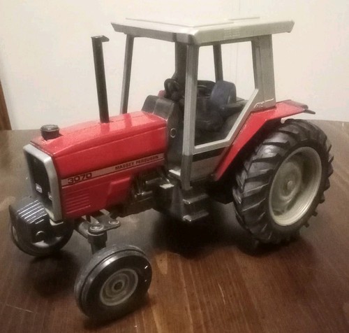 Vintage 1987 Ertl Massey Ferguson 3070 Tractor 4WD w/Cab, Diecast 1/16 - Picture 4 of 13