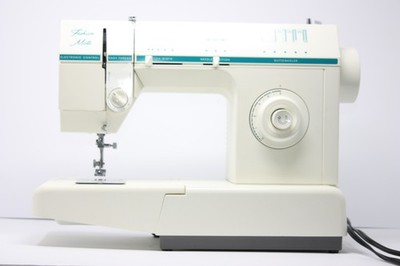 Singer Sewing Machine FM 17C Fashion Mate, Pedal, Zig Zag, Free Arm, Travel Case