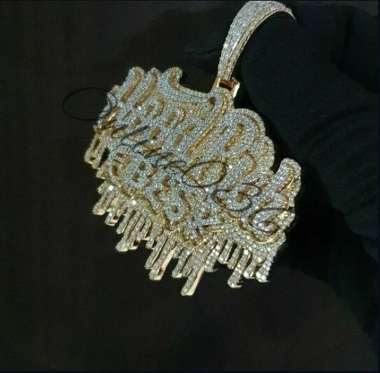 Colgante de placa con nombre clásico de moissanita real de 3,6 quilates enchapado en oro amarillo plateado Foto 3 de 4