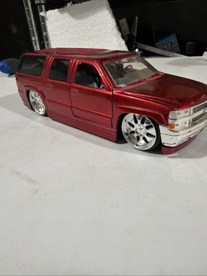 JADA DUB CITY 2000 Chevrolet Suburban (Metallic Red) 1/24 Diecast