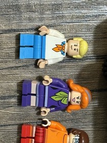 LEGO Scooby Doo Minifigures Plus Mystery Machine