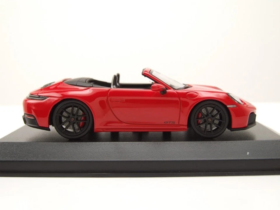 Porsche 911 (992.2) Carrera GTS Cabrio 2024 Rosso Modellino 1:43 Minichamps - Immagine 4 di 4