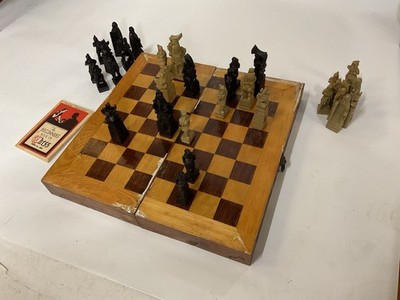 Schachspiel aus Holz mit mittelalterlichen Figuren, inkl. Schachbuch für Anfänger [b.DQ]