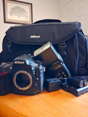 Nikon D800 36.3MP Digital SLR Body Black w/ Bag, Flash, Batteries