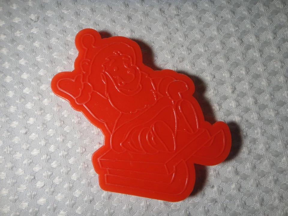 Cortador de galletas de plástico rojo vintage 1996 Disney Wilton Winnie the Pooh en trineo Foto 4 de 4
