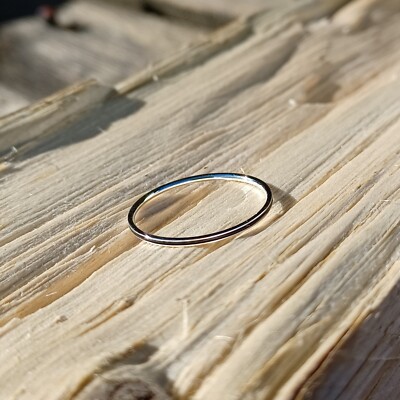 Sterlingsilber feinbandiger Staplerring mit schwarzer Emailleinlage