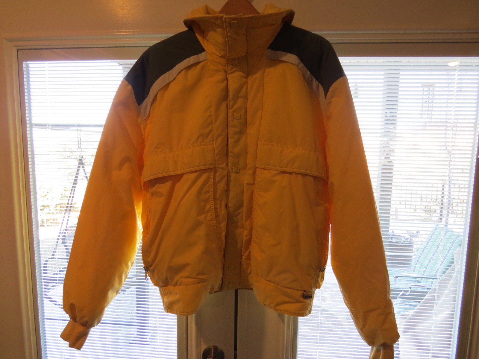 Men's XL White Stag Ski Jacket with 3M Thinsulate Insulation for Warmth and Comfort