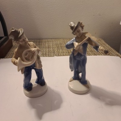 2 Vintage GDR Blue Crown Porcelain Men Playing Instruments Figures