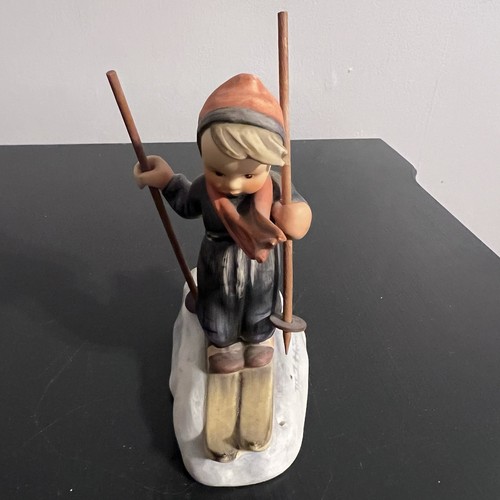 Goebel Hummel ~ Skifahrer Junge #59 ~ Junge mit Holz Skistöcken 5,5" TMK3 1960-72 Small Bee