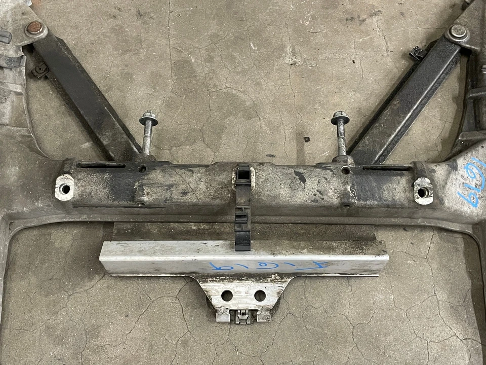 09 10 11 Porsche 911 997 Subchasis delantero travesaño motor base AWD 1619 OEM Foto 4 de 4