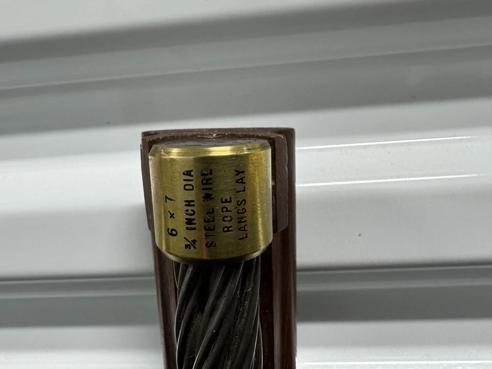 Muestra de cuerda de alambre de acero vintage 6x7 3" de diámetro Lang’s Lay extremo de latón exhibición industrial Foto 2 de 4
