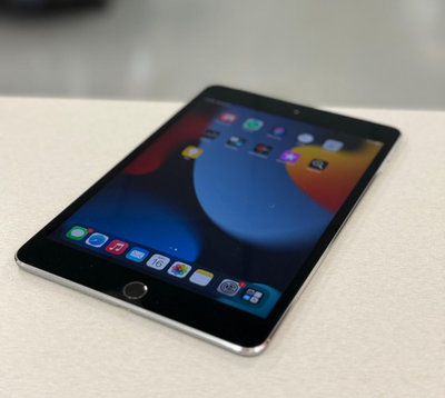 ipad mini4 128GB wi-fi silverバッテリー100％