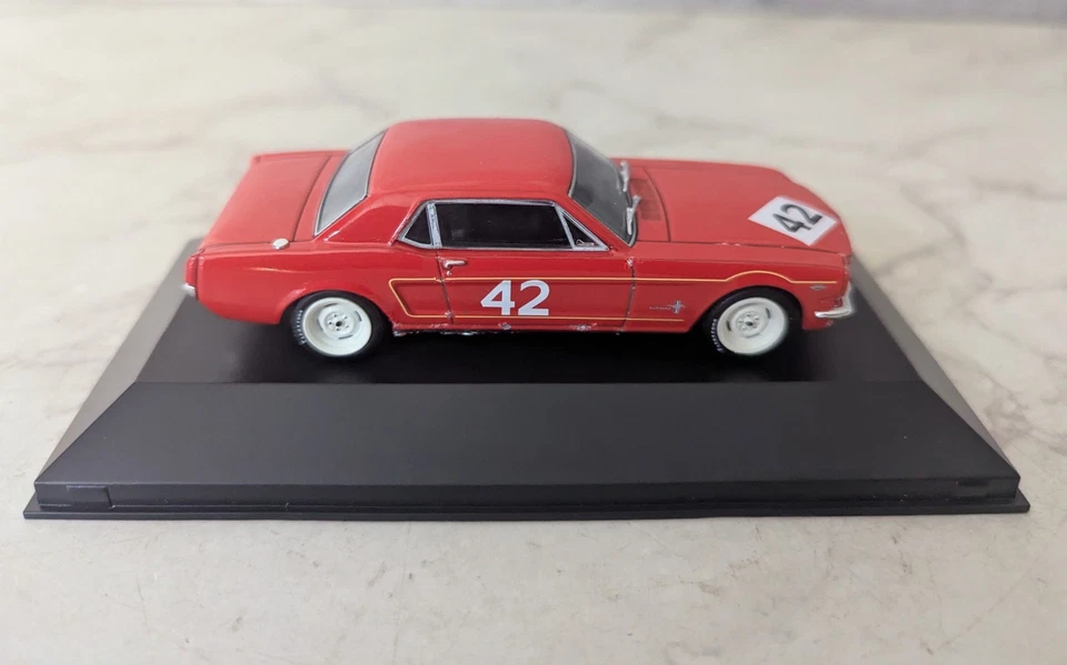 Atlas Editions escala 1:43 BTCC Champions 1965 - Ford Mustang - Roy Pierpoint Foto 3 de 4