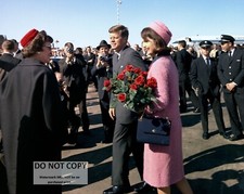PRESIDENT JOHN F. KENNEDY & JACKIE ARRIVE IN DALLAS 112263 - 8X10 PHOTO (AA-361)