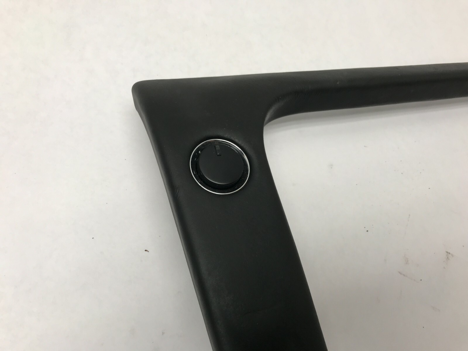 07-16 ASTON MARTIN V8 VANTAGE DASH TRIM PIECE LEFT DRIVER SIDE LOWER KNEE 