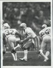 1984 Press Photo Seattle Seahawks Football Player Dave Krieg Makes Hand-Off