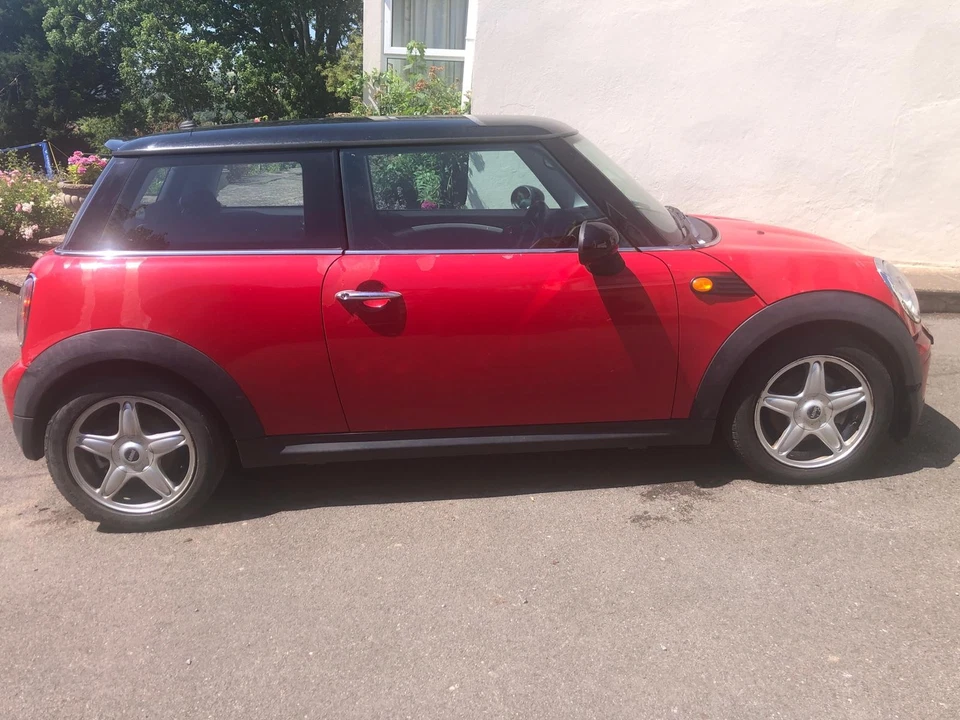 Mini Cooper 3-door hatchback - Image 1 of 4