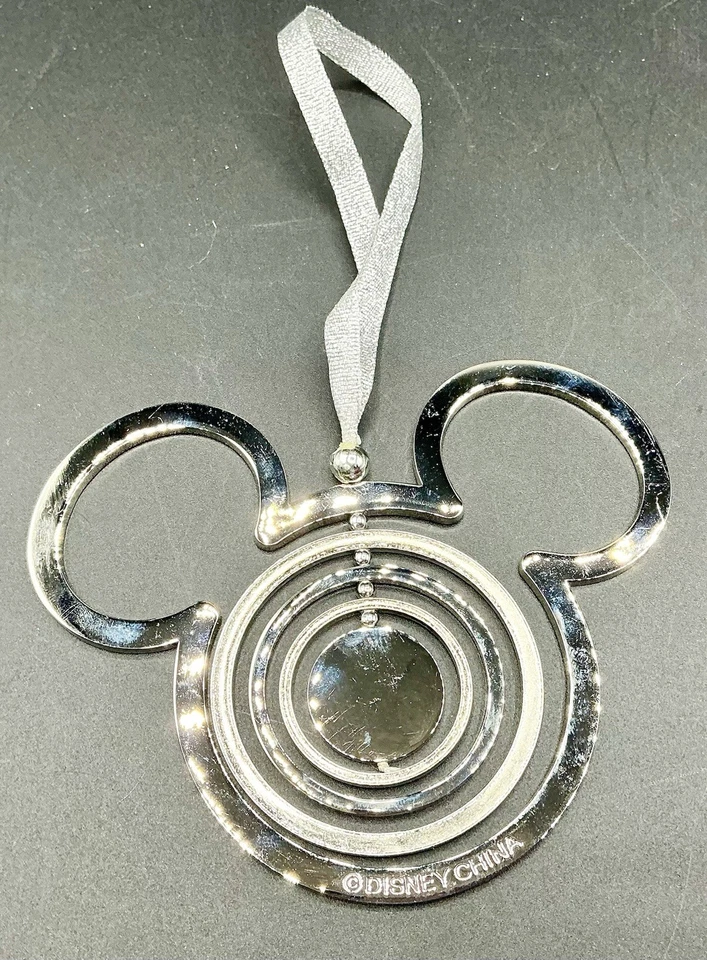 "Adorno de Navidad giratorio de metal plateado icono de Mickey Mouse de los parques de Disney 5""x4""" Foto 2 de 4