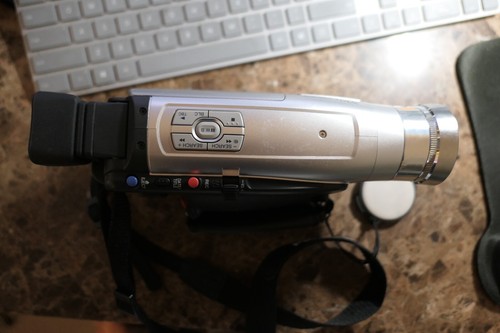 PANASONIC NV-VZ17PN VHS-C 700x Digital zoom Camcorder w/ Genuine CGR-V14 Battery - Picture 2 of 6