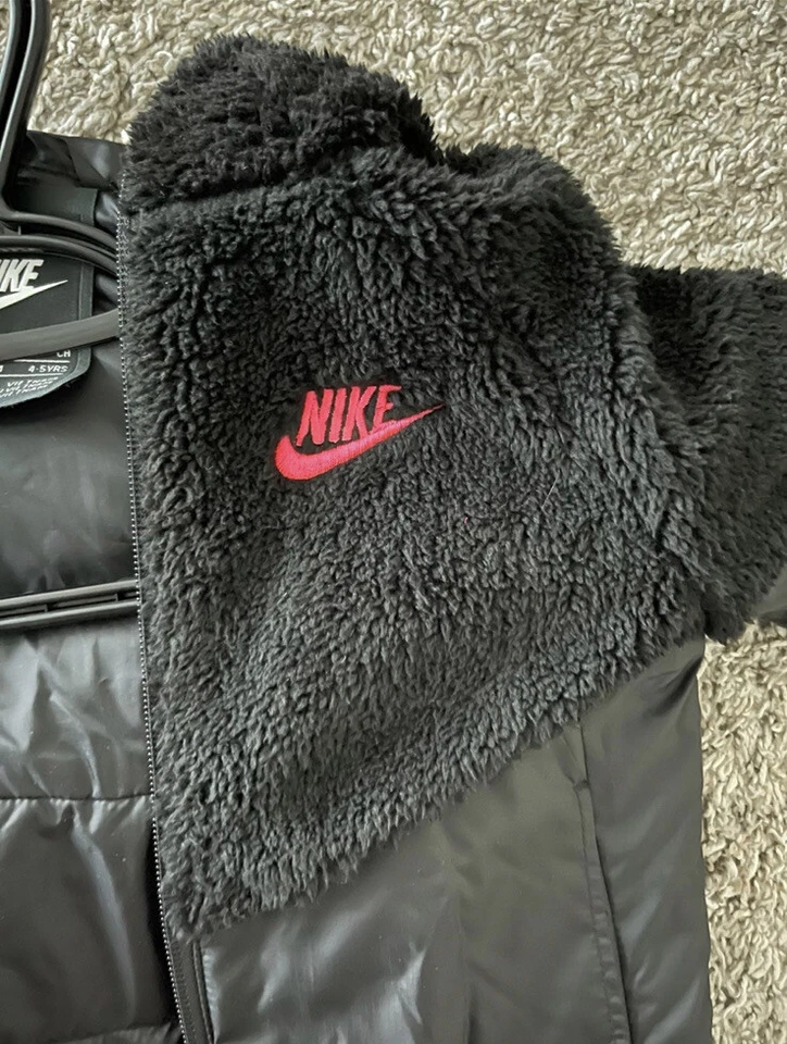 Chaqueta Nike de piel sintética para niñas, puntada rosa Foto 3 de 4