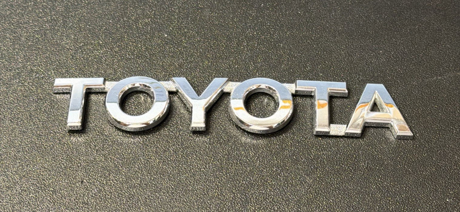 TOYOTA – AUTOPLAKETTE / EMBLEM – 125 X 22 MM
