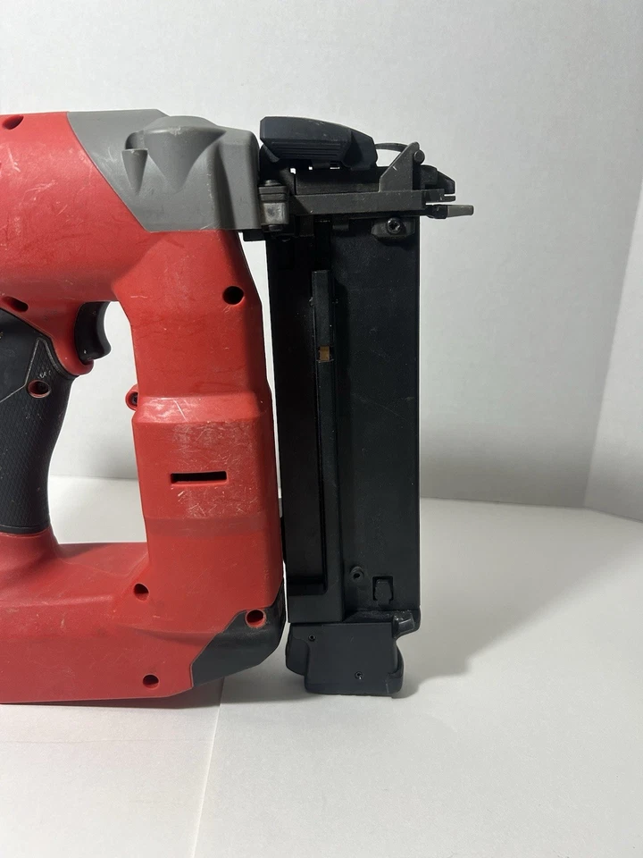 Clavadora Brad Milwaukee 2740-20 M18 Fuel 18GA con cargador y bolsa (leer) Foto 4 de 4