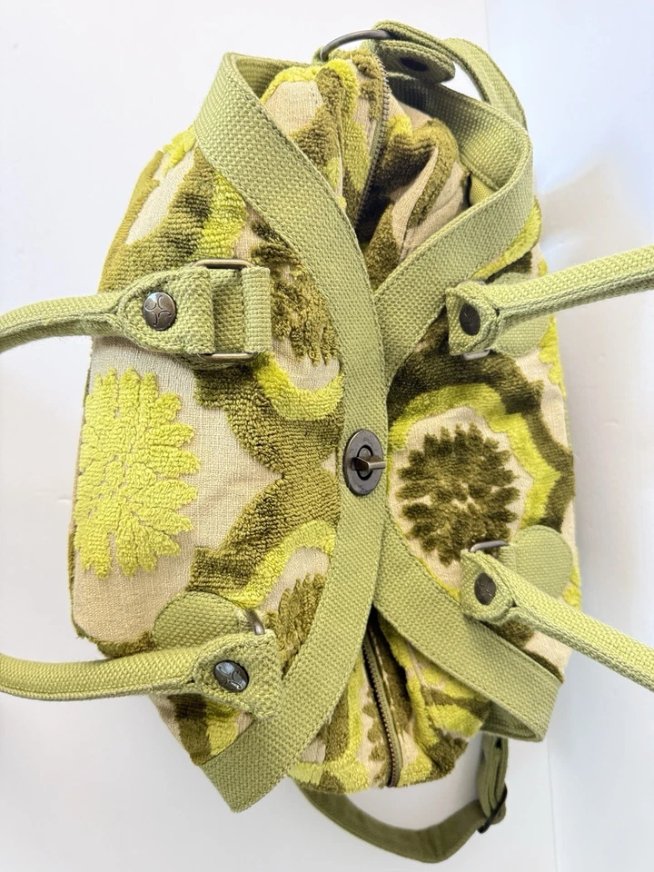 Bolsa de pañales para pasteles con fondo de petunia encurtido con tapiz de terciopelo verde sensación años 70 Foto 2 de 4