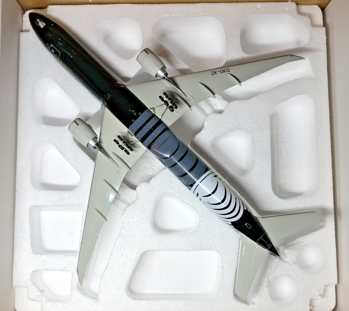 JC Wings 1:200 Air New Zealand Boeing 777-300ER 