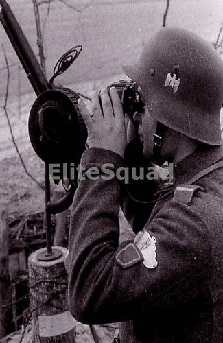 WK2 Bild Foto Deutscher Soldat mit Fernglas und Maschinengewehr 0681