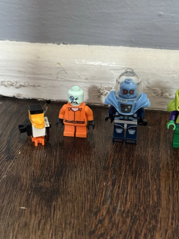 Lego DC Minifigure Lot Of 6 Figures - Batman, Robin, Lex, Penguin, Mr. Freeze + - Image 2 of 4